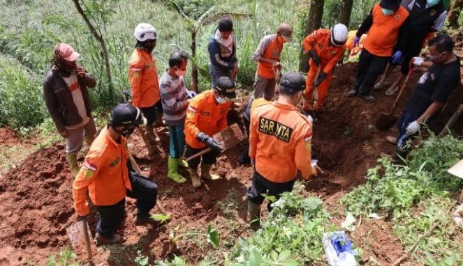 Polisi evakuasi jenazah dari dukun pengganda uang Mbah Slamet di Banjarnegara