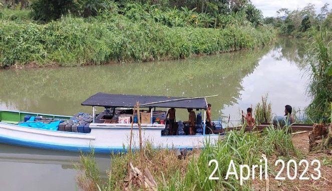 Aktivitas kapal pengangkut solar ilegal yang diisi melalui jeriken di Kabupaten Wajo 