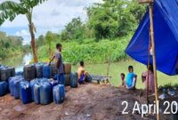 Sejumlah solar ilegal yang sudah disiapkan melalui jeriken untuk diangkut ke perahu