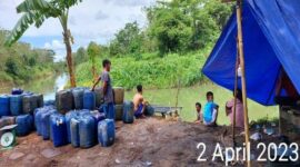Sejumlah solar ilegal yang sudah disiapkan  melalui jeriken untuk diangkut ke perahu