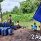 Sejumlah solar ilegal yang sudah disiapkan  melalui jeriken untuk diangkut ke perahu