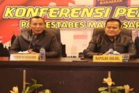 Kapolda Sulsel Irjen Setyo Boedi Moempoeni Harso dan Pangdam XIV/Hasanuddin Mayjen TNI Totok Imam Santoso saat jumpa pers di Aula Polrestabes Makassar