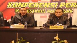 Kapolda Sulsel Irjen Setyo Boedi Moempoeni Harso dan Pangdam XIV/Hasanuddin Mayjen TNI Totok Imam Santoso saat jumpa pers di Aula Polrestabes Makassar 