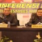 Kapolda Sulsel Irjen Setyo Boedi Moempoeni Harso dan Pangdam XIV/Hasanuddin Mayjen TNI Totok Imam Santoso saat jumpa pers di Aula Polrestabes Makassar 