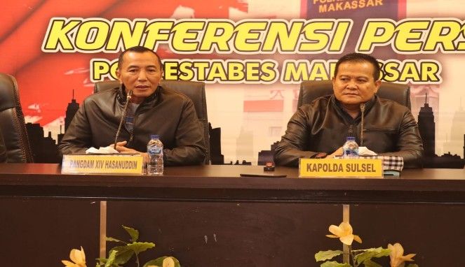 Kapolda Sulsel Irjen Setyo Boedi Moempoeni Harso dan Pangdam XIV/Hasanuddin Mayjen TNI Totok Imam Santoso saat jumpa pers di Aula Polrestabes Makassar