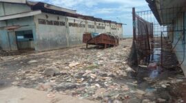 TPI Beba semrawut sampah bertaburan dan menimbulkan bau yang tak sedap