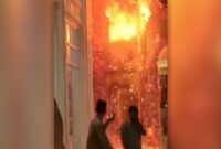 Sejumlah pengunjung merekam kebakaran di TSM Makassar