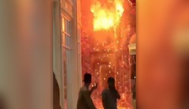 Sejumlah pengunjung merekam kebakaran di TSM Makassar