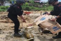 Tim Jibom Brimob Polda Sultra saat mengamankan bom yang diduga peninggalan perang dunia Il. (Foto: Istimewa)