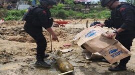 Tim Jibom Brimob Polda Sultra saat mengamankan bom yang diduga peninggalan perang dunia Il. (Foto: Istimewa)