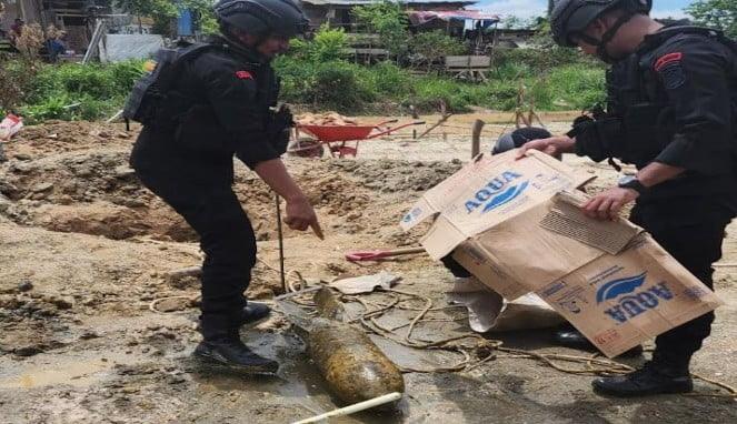 Tim Jibom Brimob Polda Sultra saat mengamankan bom yang diduga peninggalan perang dunia Il. (Foto: Istimewa)