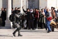 Pasukan keamanan Israel serang warga palestina di Masjid Al-Aqsa. (REUTERS)