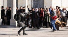 Pasukan keamanan Israel serang warga palestina di Masjid Al-Aqsa. (REUTERS)
