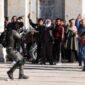 Pasukan keamanan Israel serang warga palestina di Masjid Al-Aqsa. (REUTERS)
