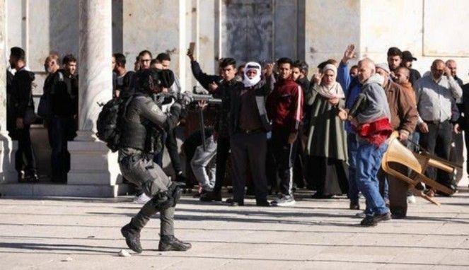 Pasukan keamanan Israel serang warga palestina di Masjid Al-Aqsa. (REUTERS)