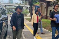 Seorang wanita yang diduga pelaku tambang emas ilegal di Kaltara, (Foto: Humas Polda Kaltara)