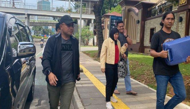 Seorang wanita yang diduga pelaku tambang emas ilegal di Kaltara, (Foto: Humas Polda Kaltara)