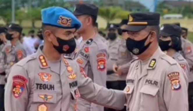 Kombes Teguh Triwantoro (kiri) yang Dicopot Karena Tak Patuhi Perintah