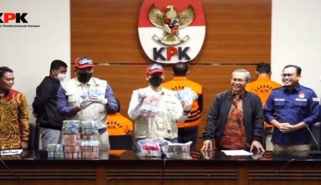 KPK tangkap Bupati meranti dan menyeret puluhan pejabat Strategis Pemkab dan Pihak Swasta (Foto Istimewa)