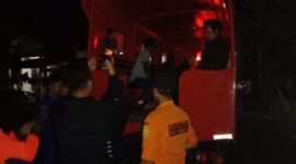 Penyelamatan 9 ABK Kapal Kapal LCT Batiwakkal Permai yang tenggelam di Perairan Talaud, Sulawesi Utara. (Basarnas Manado)
