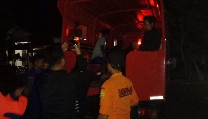 Penyelamatan 9 ABK Kapal Kapal LCT Batiwakkal Permai yang tenggelam di Perairan Talaud, Sulawesi Utara. (Basarnas Manado)