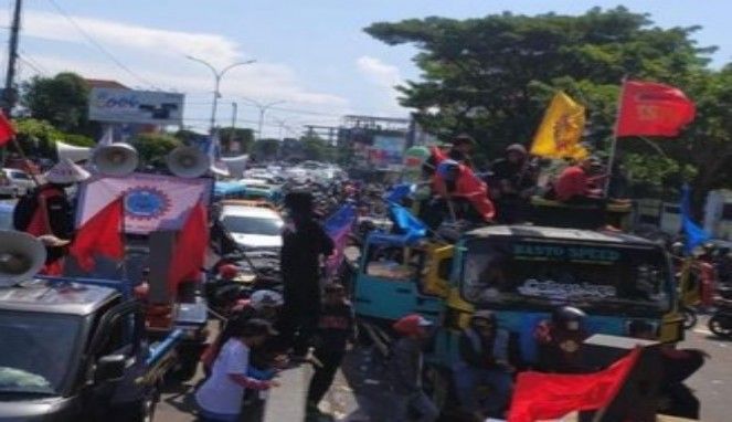 Aksi Hari Buruh di Depan Kantor DPRD Sulsel