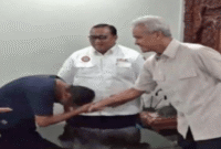 Tangkapan Layar Twitter, Said Iqbal cium tangan Ganjar Pranowo.