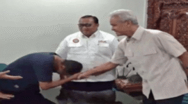 Tangkapan Layar Twitter, Said Iqbal cium tangan Ganjar Pranowo.