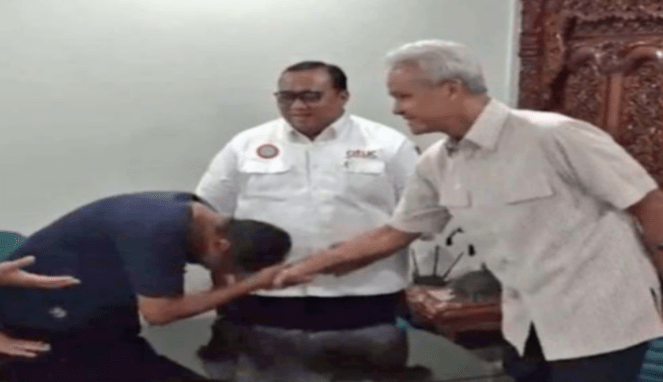 Tangkapan Layar Twitter, Said Iqbal cium tangan Ganjar Pranowo.