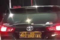 Viral di media sosial video sebuah mobil warna hitam berpelat dinas Polri sedang berhenti di sebuah pintu tol.