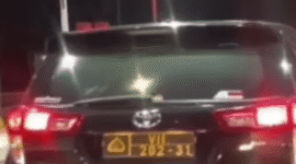 Viral di media sosial video sebuah mobil warna hitam berpelat dinas Polri sedang berhenti di sebuah pintu tol.