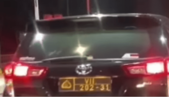 Viral di media sosial video sebuah mobil warna hitam berpelat dinas Polri sedang berhenti di sebuah pintu tol.