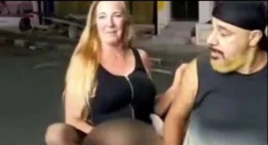 Aksi Bule Bali Pamer Selangkangan di Atas Motor