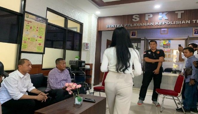 AD saat mendatangi Mapolres Metro Bekasi