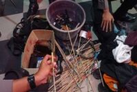 Busur panah yang diamankan dari markas ormas Batalyon 120 Makassar