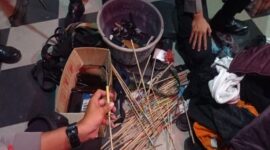 Busur panah yang diamankan dari markas ormas Batalyon 120 Makassar