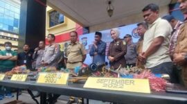 Pemusnahan barang bukti hasil penggeledahan Markas Batalyon 120 di Mapolrestabes Makassar, Selasa (13/9/2022).