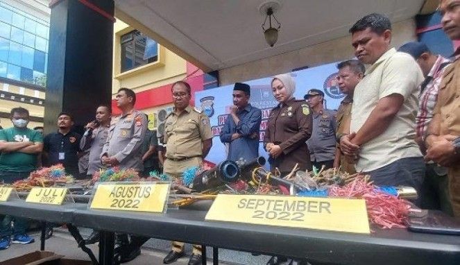 Pemusnahan barang bukti hasil penggeledahan Markas Batalyon 120 di Mapolrestabes Makassar, Selasa (13/9/2022).