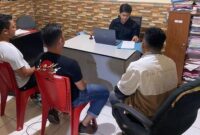 Ketiga pelaku pengeroyokan juru parkir di Mamuju diperiksa di Polres. (Foto Istimewa)