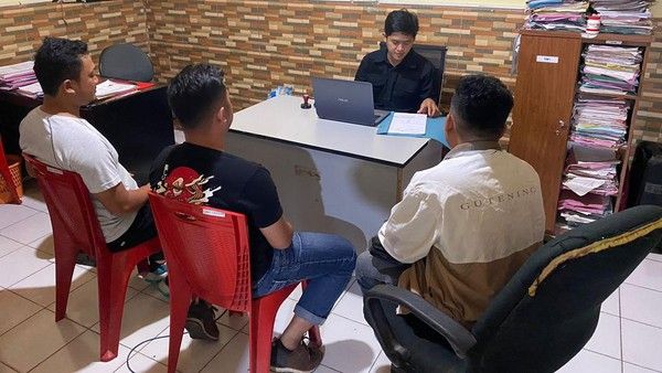 Ketiga pelaku pengeroyokan juru parkir di Mamuju diperiksa di Polres. (Foto Istimewa)