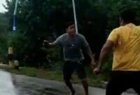 Dua pria di Kolaka Utara, Sultra, duel menggunakan parang dan badik (Foto Istimewa)