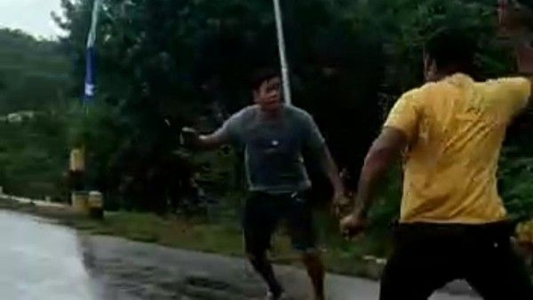 Dua pria di Kolaka Utara, Sultra, duel menggunakan parang dan badik (Foto Istimewa)