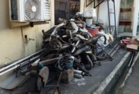 Bengkel pembuat knalpot brong di Makassar digeledah polisi.