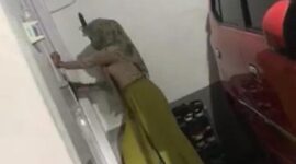 Mama muda di Makassar labrak selingkuhan suami diusir dari rumah (Foto Istimewa)