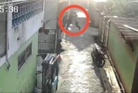 Screenshoot CCTV Ketua RT di Makassar aniaya warganya.