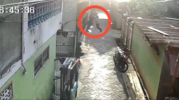 Screenshoot CCTV Ketua RT di Makassar aniaya warganya.