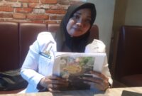 Kepsek SD Inpres Toddopuli 1, Zusanti memperlihatkan sejumlah barang bukti