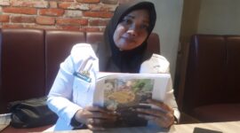 Kepsek SD Inpres Toddopuli 1, Zusanti memperlihatkan sejumlah barang bukti 