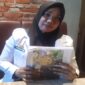 Kepsek SD Inpres Toddopuli 1, Zusanti memperlihatkan sejumlah barang bukti 