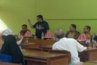 Kadisdik Makassar (tengah berdiri) di undangan mediasi polemik Kepsek dan Guru serta Ketua Komite Sekolah di SD Inpres Toddopuli 1